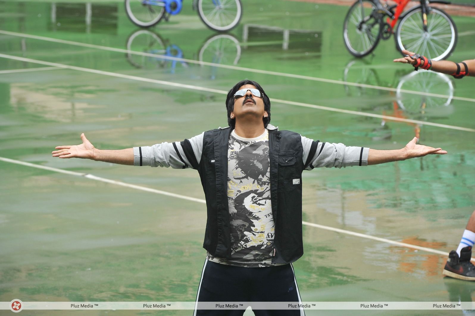 Ravi Teja - Ravi Teja in Nippu Movie Stills | Picture 131069